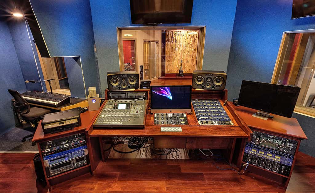 2.Studio-1-Control-room-desk-pichi