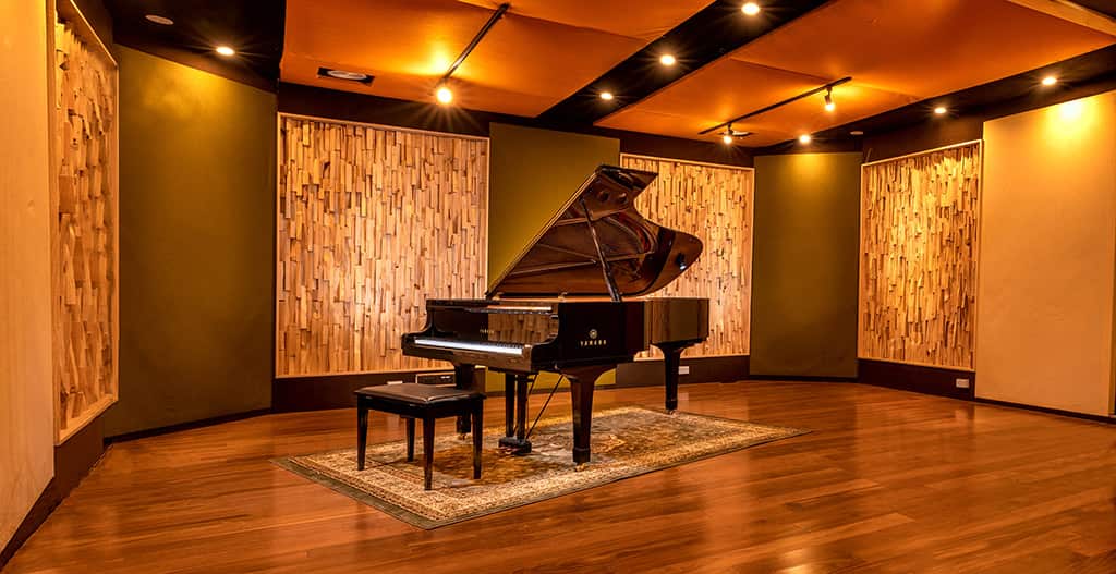 7.Yamaha-C7-Grand-in-studio-2-pichi
