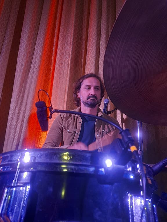 Roger-Bergodaz(TPband)-4099-on-floor-pichi